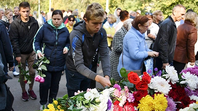 Người dân Crimea đặt hoa tưởng nhớ các nạn nhân trong vụ xả súng. Ảnh: REUTERS