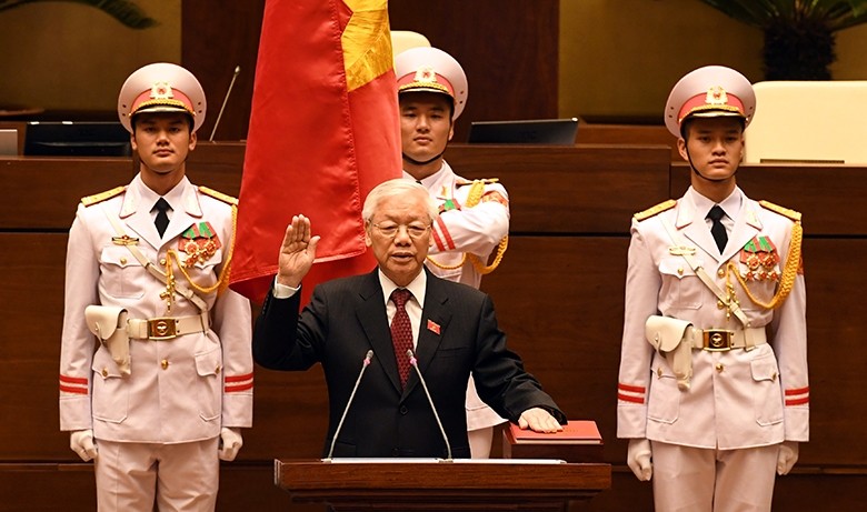 Tổng Bí thư Nguyễn Phú Trọng, Chủ tịch nước Cộng hòa xã hội chủ nghĩa Việt Nam nhiệm kỳ 2016-2021 thực hiện nghi thức tuyên thệ nhậm chức trước Quốc hội, đồng bào và cử tri cả nước. Ảnh: DUY LINH