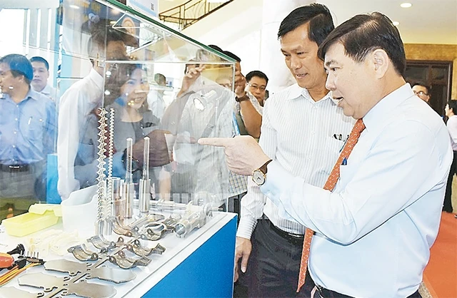 Lãnh đạo TP Hồ Chí Minh tham quan gian trưng bày sản phẩm công nghiệp chủ lực của thành phố.