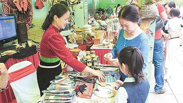 Người dân Hà Nội tham quan, mua sắm các sản phẩm truyền thống tại Tuần lễ Văn hóa - Du lịch Sơn La. Ảnh: QUANG THÁI