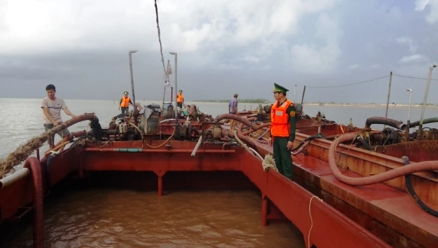 Bộ đội Biên phòng tỉnh Nam Định bắt quả tang hai tàu hút cát trái phép tại thị trấn Quất Lâm, huyện Giao Thủy.