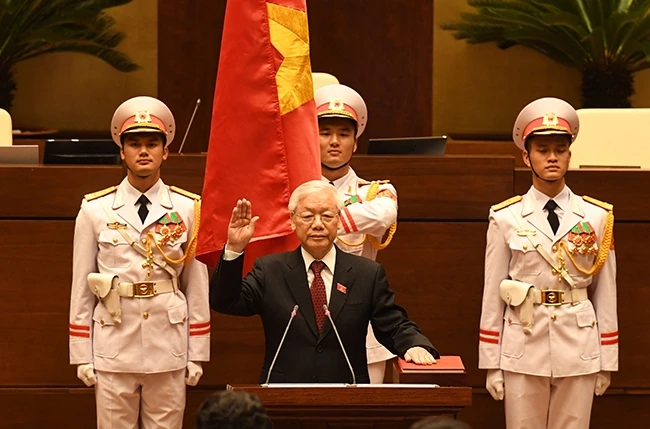 Đồng chí Nguyễn Phú Trọng thực hiện nghi thức tuyên thệ nhậm chức Chủ tịch nước trước Quốc hội, đồng bào và cử tri cả nước. 