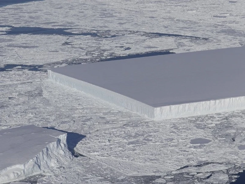 Bức ảnh chụp tảng băng trôi được chia sẻ trên tài khoản truyền thông xã hội của NASA.