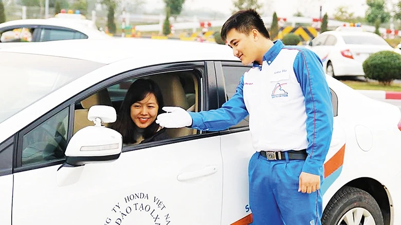Học viên được hướng dẫn bài bản tại Trung tâm đào tạo lái xe an toàn của Honda Việt Nam. Ảnh | HVN
