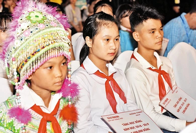 Các em học sinh nghèo các tỉnh vùng núi khu vực phía bắc tại lễ trao học bổng. Ảnh | Duy Linh