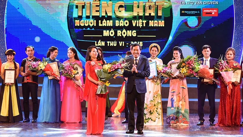 Chủ tịch Hội Nhà báo Việt Nam trao giải cho thí sinh đoạt Giải nhất. Ảnh: ÐĂNG ANH