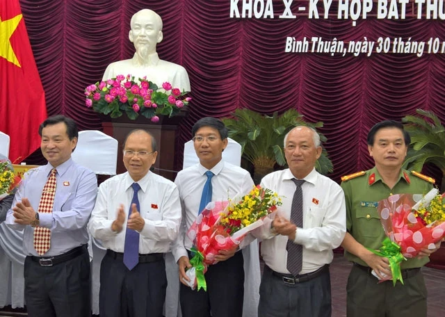 Lãnh đạo HĐND, UBND tỉnh chúc mừng ông Lê Tuấn Phong (giữa) và ông Trần Văn Toản được bầu giữ các chức vụ mới của UBND tỉnh, nhiệm kỳ 2016-2021.