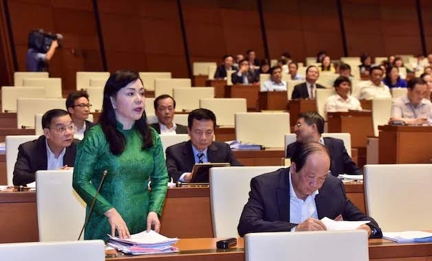 Bộ trưởng Y tế Nguyễn Thị Kim Tiến trả lời chất vấn tại Kỳ họp thứ sáu Quốc hội khoá XIV