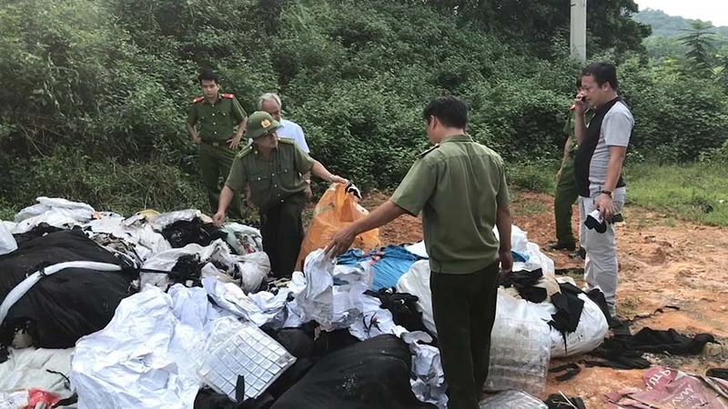 Rất nhiều rác thải công nghiệp, rác thải nguy hại bị các đối tượng đổ trộm vào Khu di tích lịch sử Đền Hùng.