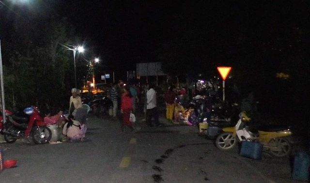Chợ cá đêm Tha La trong mùa nước nổi ở An Giang.