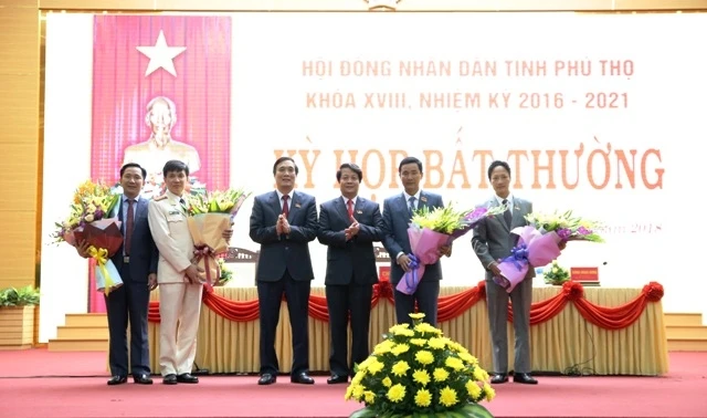 Lãnh đạo tỉnh Phú Thọ tặng hoa chúc mừng Phó Chủ tịch UBND tỉnh và các thành viên.