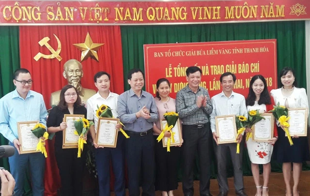 Ban Tổ chức giải Búa liềm vàng tỉnh Thanh Hóa trao giải C cho các tác giả, nhóm tác giả đoạt giải.