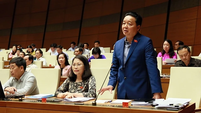 Bộ trưởng Tài Nguyên và Môi trường Trần Hồng Hà trả lời chất vấn tại kỳ họp thứ 6 Quốc hội khóa XIV. Ảnh: DUY LINH