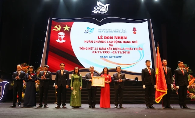 Viện đại học Mở Hà Nội đón nhận Huân chương Lao động hạng Nhì