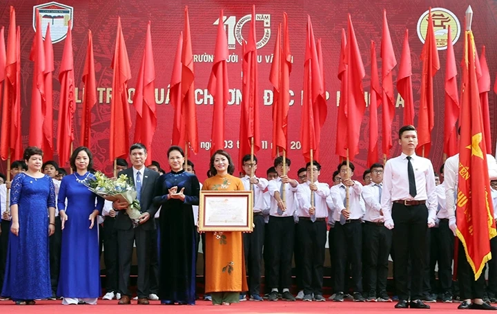 Chủ tịch Quốc hội Nguyễn Thị Kim Ngân trao Huân chương Độc lập hạng ba cho Trường THPT Chu Văn An. Ảnh: TRỌNG ĐỨC (TTXVN)