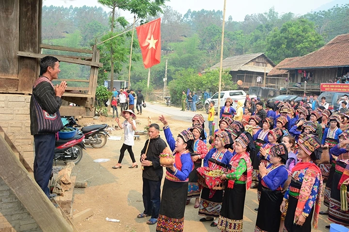Đồng bào dân tộc Lào, xã Na Sang, huyện Điện Biên (tỉnh Điện Biên) cúng xin mưa trong lễ hội té nước.