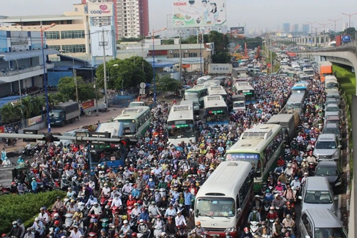 Hoạt động giao thông là một trong những nguyên nhân chính gây phát thải khí nhà kính ở TP Hồ Chí Minh. Ảnh: VĂN BÌNH