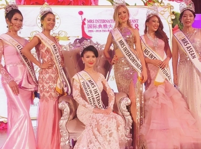 Loan Vương ngồi trên ghế Queen dành cho tân Hoa hậu chụp hình cùng các thí sinh trong top 5+1.