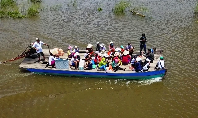 Học sinh cù lao Bảy Trúc xã Phú Hữu hằng ngày đi đò vượt cánh đồng nước lũ để tới trường.