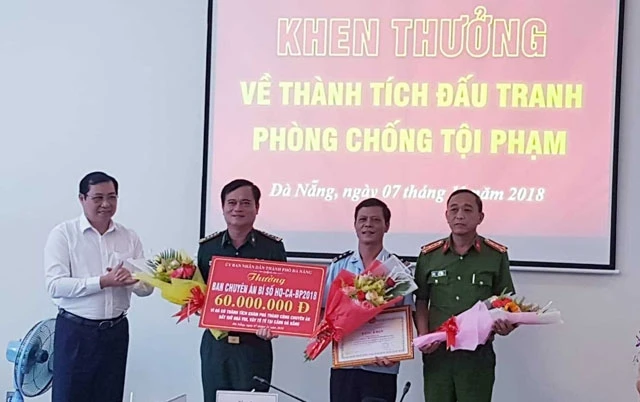 Đồng chí Huỳnh Đức Thơ khen thưởng Ban Chuyên án.
