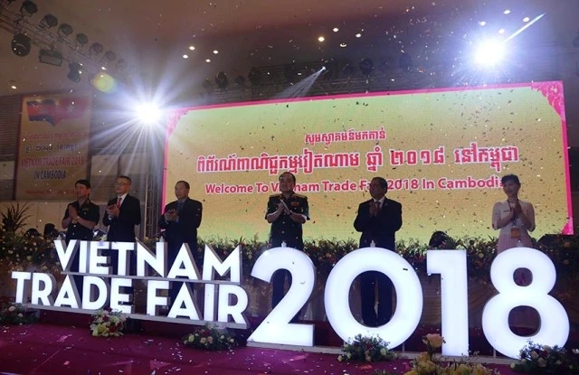 Đại diện Việt Nam và Campuchia bấm nút khai mạc Hội chợ Thương mại Việt Nam 2018.
