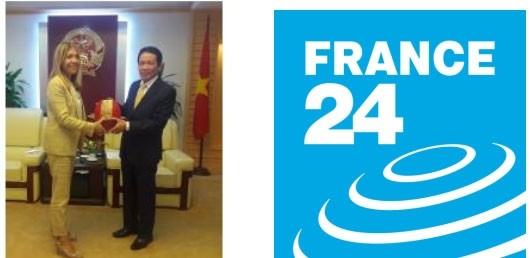 Thứ trưởng Hoàng Vĩnh Bảo trao giấy phép cho bà Marie - Chrisstine Saragosse.