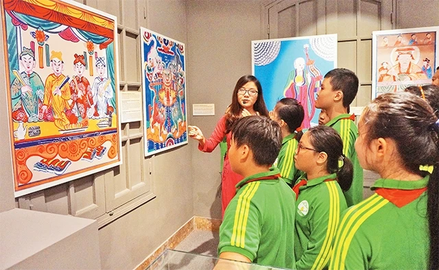 Học sinh tìm hiểu về tranh dân gian tại Hoàng thành Thăng Long.