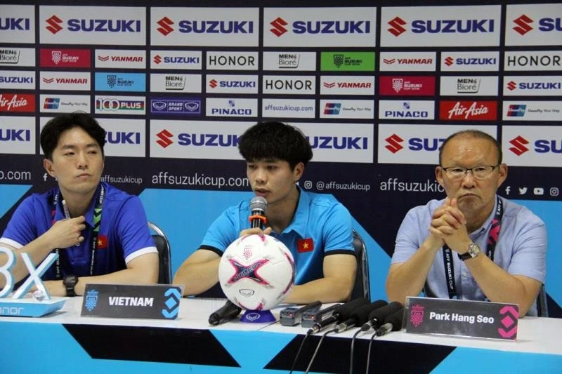 Cầu thủ Công Phượng (ở giữa) khẳng định toàn đội tuyển Việt Nam sẽ chiến đấu để giành được kết quả tốt.