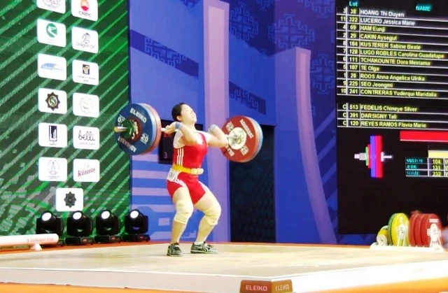 Hoàng Thị Duyên thi đấu tại Giải vô địch cử tạ thế giới 2018 tại Turkmenistan, ngày 4-11- 2018.