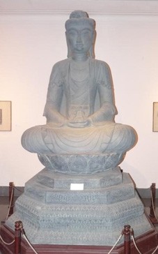 Phiên bản pho tượng A Di Đà tại Bảo tàng Mỹ thuật VN.