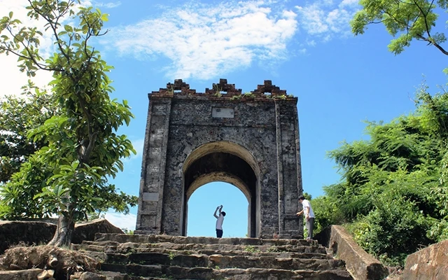 Di tích Hoành Sơn quan trên đỉnh đèo Ngang.