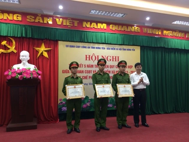 Khen thưởng cán bộ, chiến sĩ công an Hưng Yên phòng chống trục lợi bảo hiểm xã hội.