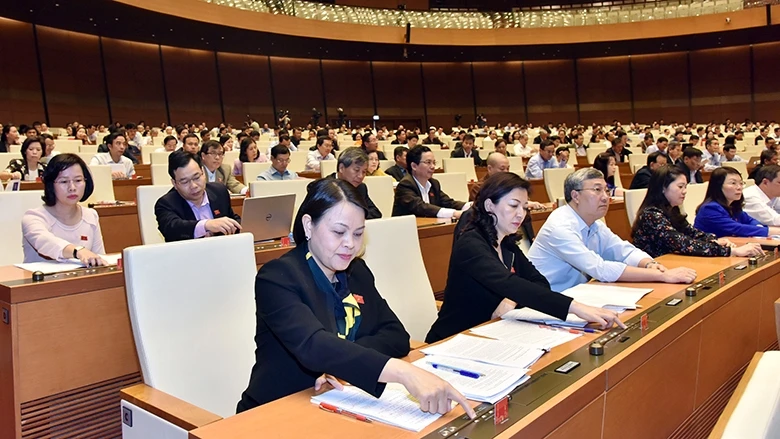 Ðại biểu Quốc hội biểu quyết thông qua Nghị quyết phê chuẩn Hiệp định Ðối tác Toàn diện và Tiến bộ xuyên Thái Bình Dương (CPTPP). Ảnh: DUY LINH