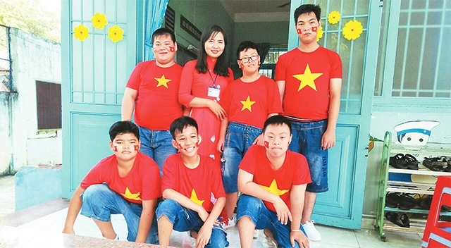 Cô Lê Thị Khánh, giáo viên Trường Chuyên biệt Ánh Dương (quận 12) tham gia biểu diễn văn nghệ với học sinh chuyên biệt khối tiểu học.