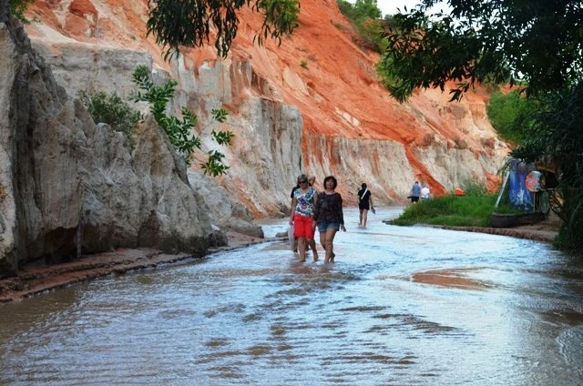 Suối Tiên có cảnh quan thiên nhiên đẹp, thu hút rất nhiều du khách và các tour du lịch Mũi Né.