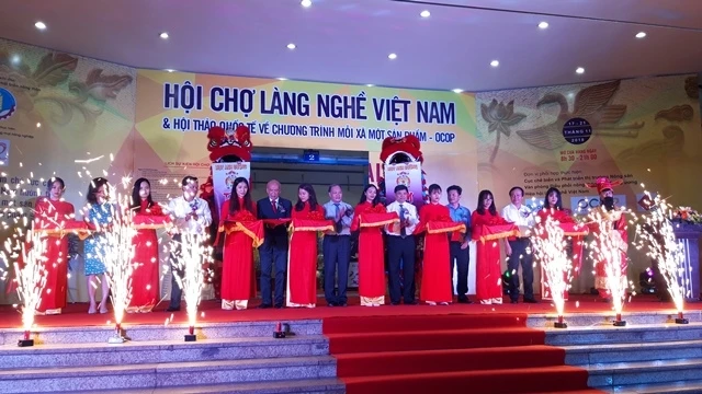 Cắt băng khai mạc Hội chợ làng nghề Việt Nam.
