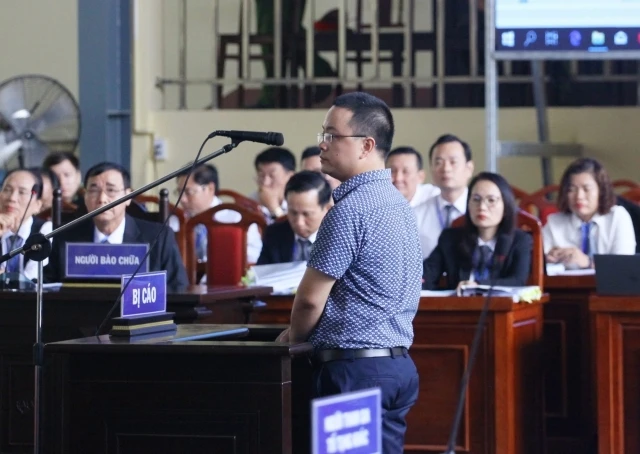 Nguyễn Quốc Tuấn, nguyên Giám đốc Trung tâm game, Công ty CNC trả lời câu hỏi của Hội đồng xét xử.