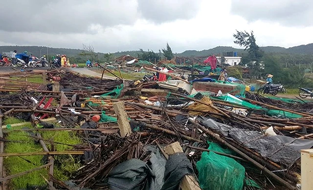 Nhiều hàng quán bị lốc xoáy giật sập ở Gành Đá Đĩa, xã An Ninh Đông, huyện Tuy An (Phú Yên).Ảnh: HOÀI NAM