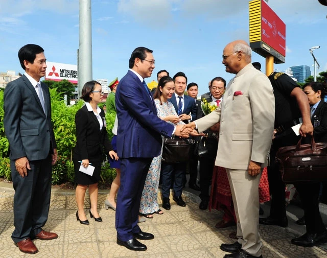 Chủ tịch UBND TP Đà Nẵng Huỳnh Đức Thơ đón Tổng thống Ấn Độ Ram Nath Kovin và phu nhân.