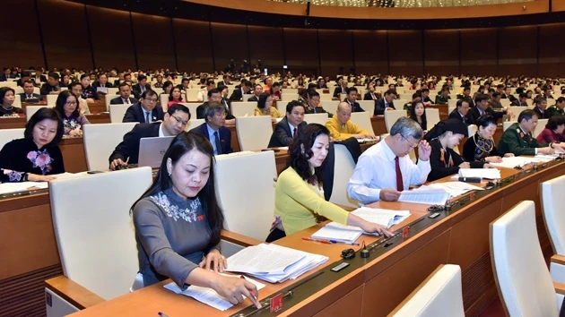 Các đại biểu Quốc hội nhấn nút biểu quyết, sáng ngày 20-11 (Ảnh: Duy Linh).