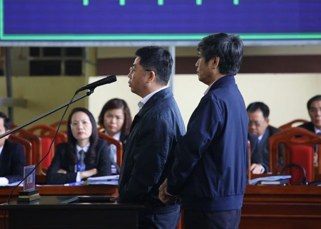 : Bị cáo Nguyễn Thanh Hóa và Nguyễn Văn Dương đối chất khi được hỏi về biên bản ghi nhớ hợp tác giữa C50 và CNC.