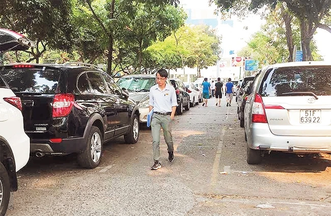Nhiều nơi đỗ xe tràn lan vì chỉ có khoảng 20% quỹ đất theo quy hoạch các bãi đỗ xe tại TP Hồ Chí Minh.