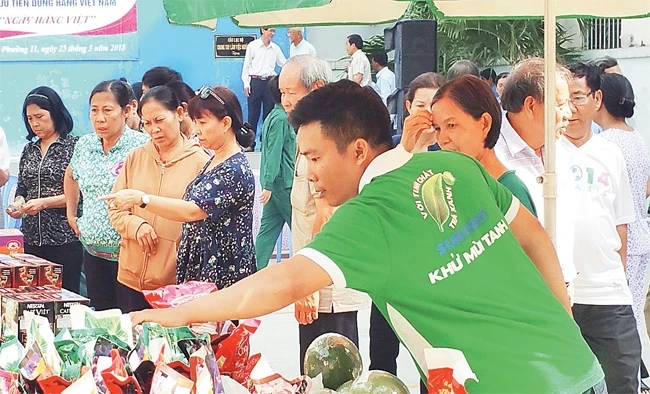 Người dân mua hàng tại Ngày hội bình ổn giá do MTTQ phường 11 (quận Tân Bình) tổ chức.