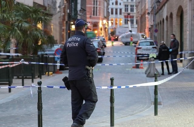 Cảnh sát theo dõi khu vực bên ngoài một trụ sở cảnh sát tại Brussels, sau vụ tấn công bằng dao ngày 20-11. (Ảnh: Reuters)