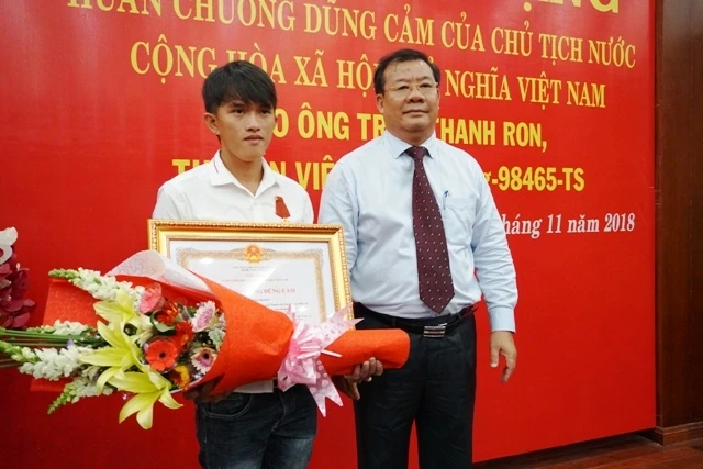 Trao tặng Huân chương Dũng cảm cho ngư dân trẻ Trần Thanh Ron.