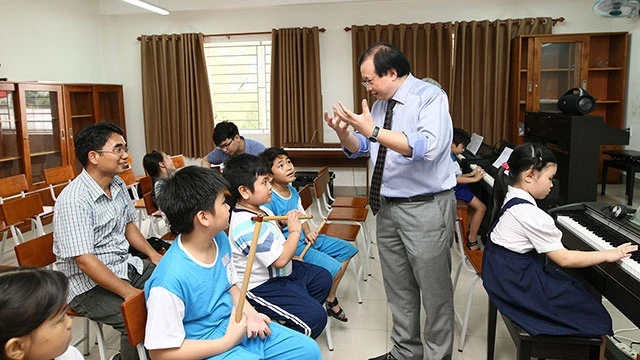 PGS, TS Tạ Quang Đông cố vấn cho chương trình âm nhạc học đường tại Trường tiểu học Lê Đình Chinh (phường 15, quận Bình Thạnh, TP Hồ Chí Minh).