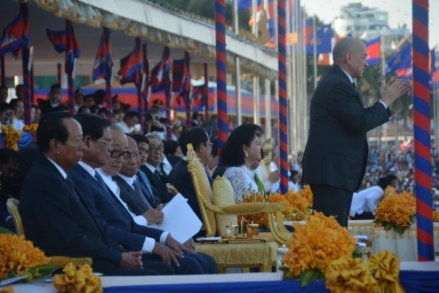 Quốc vương Norodom Sihamoni cổ vũ các vận động viên đua thuyền 