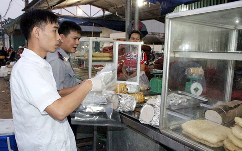 Ðoàn kiểm tra liên ngành Sở Nông nghiệp và Phát triển nông thôn Hà Nội kiểm tra an toàn thực phẩm tại chợ đầu mối nông sản Minh Khai, quận Bắc Từ Liêm. Ảnh: QUỲNH DUNG