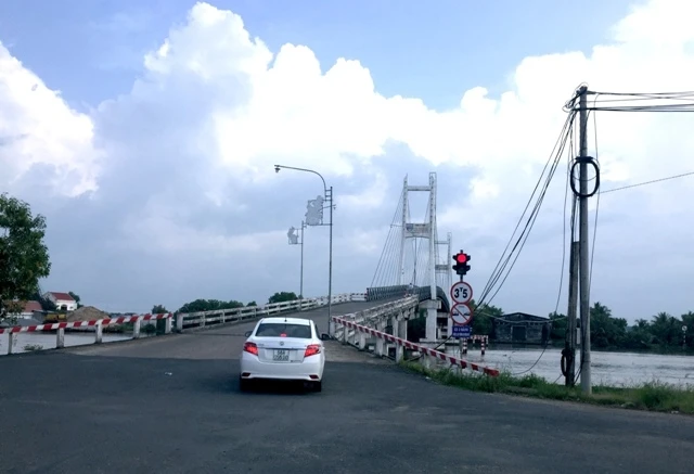 Cầu Rạch Ráng bắc qua sông Ông Đốc bị cử tri phản ánh là thu phí “bền vững” đến khi cầu hư hỏng.