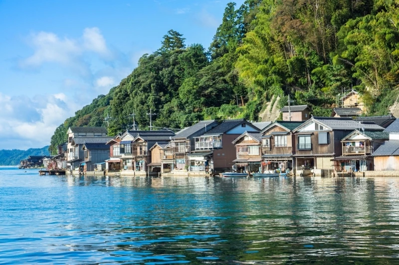 Ine no Funaya được mệnh danh là một trong những điểm đến đẹp nhất ở Nhật Bản, với ngôi nhà truyền thống nằm bên vịnh.
